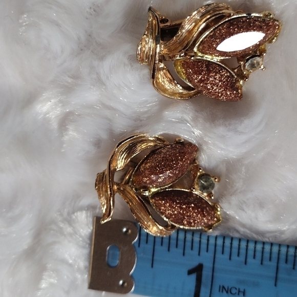 𝅺VINTAGE flower rose gold color with Amber color lease and clear Stone clip-on - Picture 7 of 7